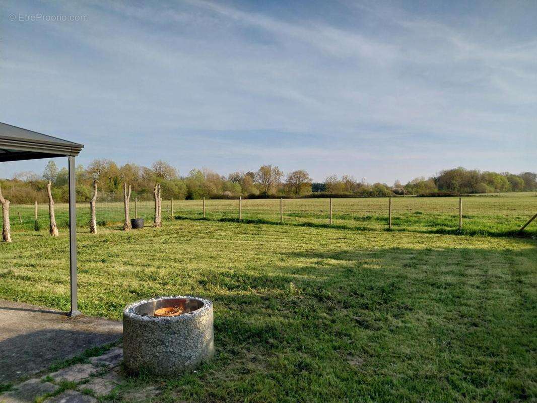 Maison à BUSSAC-FORET