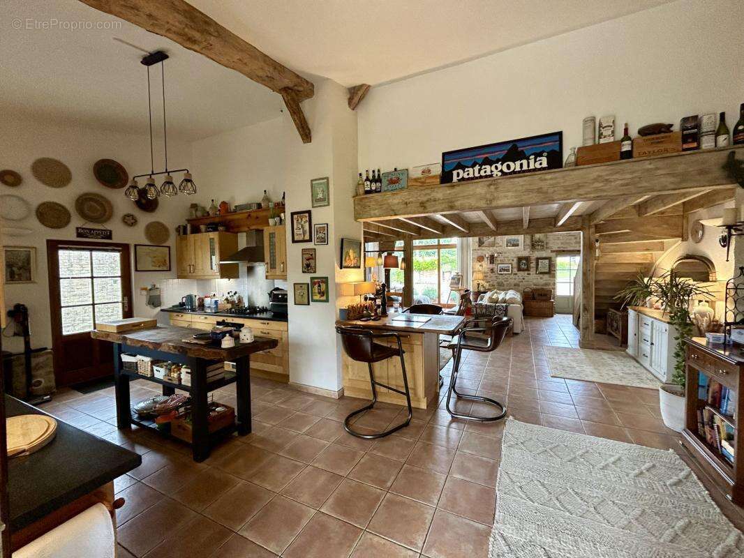 Élégant Corps de ferme de 4 Chambres avec Piscine et Court d - photo 5