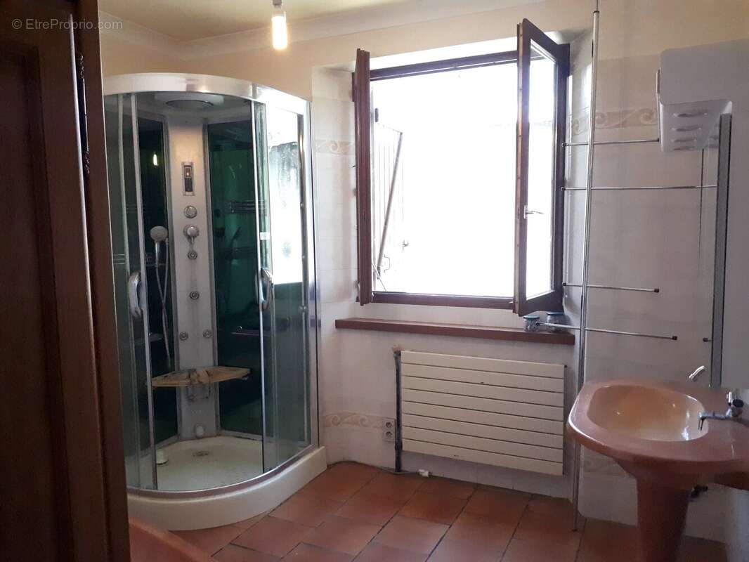 Maison en bordure de village, 3 chambres, dépendances - photo 7