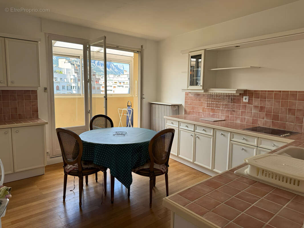 Prox Caserne de Bonne, T4 de 100m2 en dernier étage avec vue et vérandas - photo 7