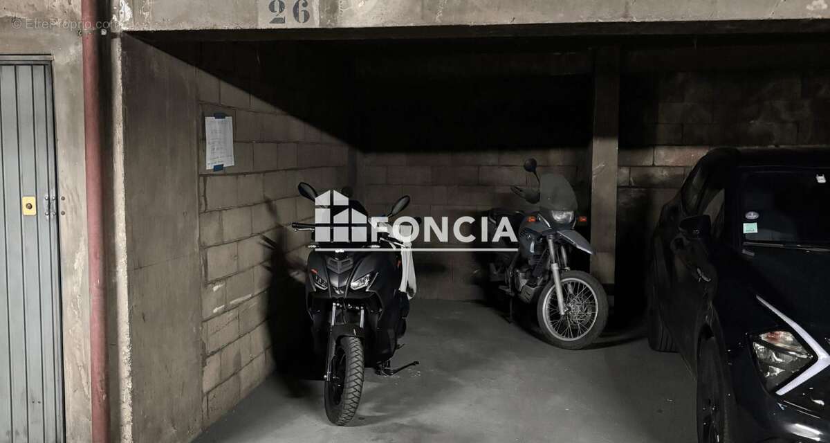 Parking à PARIS-18E