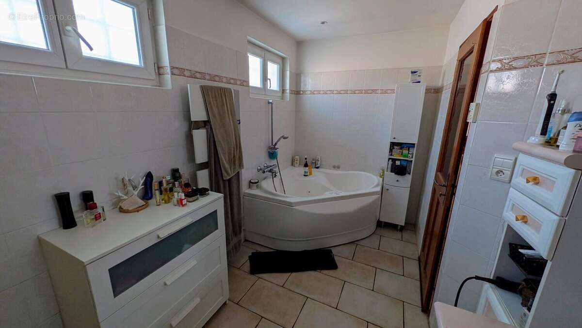 Maison à ENTRAIGUES-SUR-LA-SORGUE