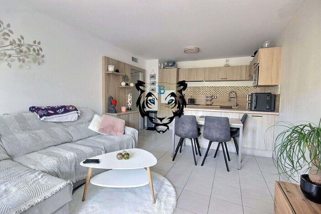 Appartement à ROQUEBRUNE-SUR-ARGENS