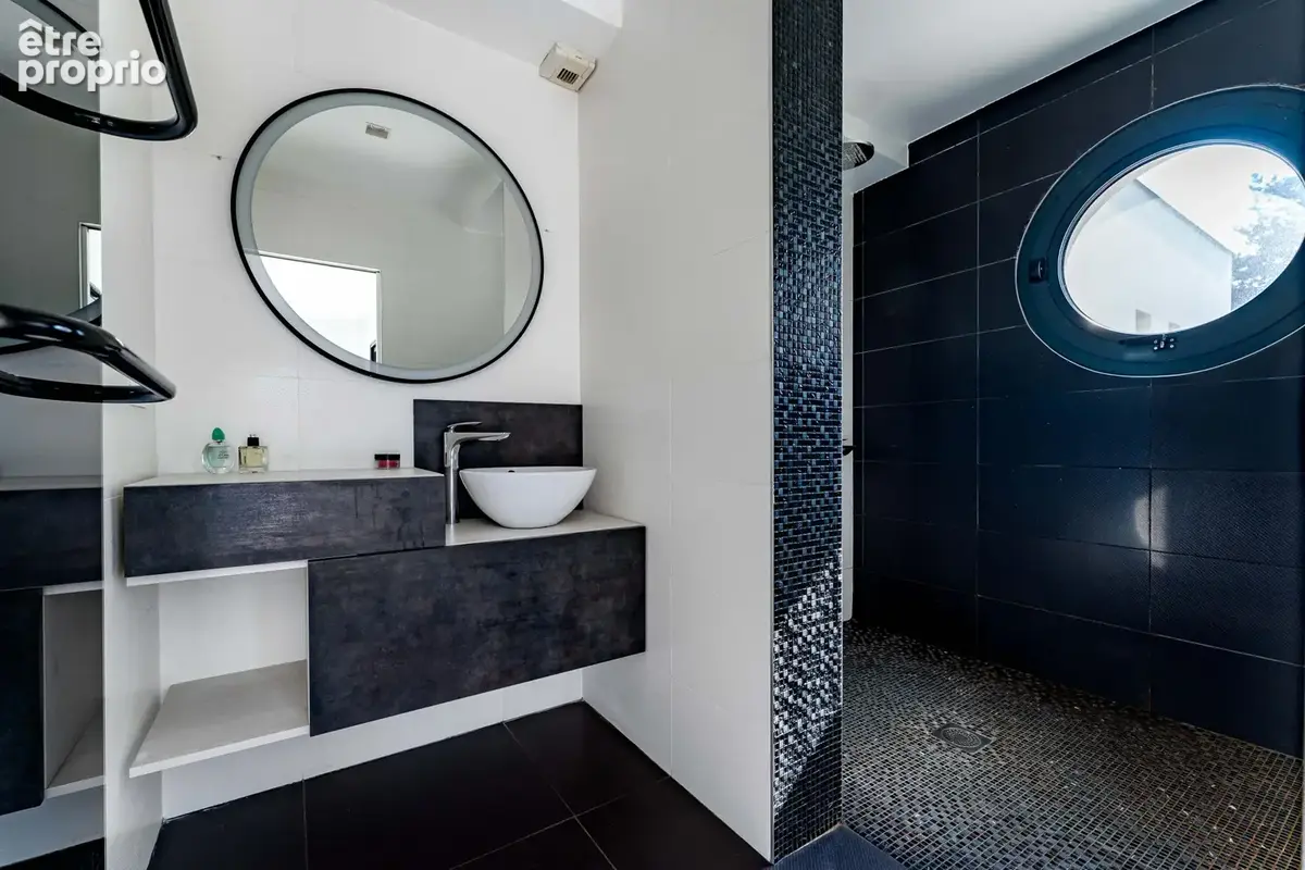 Maison contemporaine de 187m2 sur son terrain de 1000m2. - photo 7