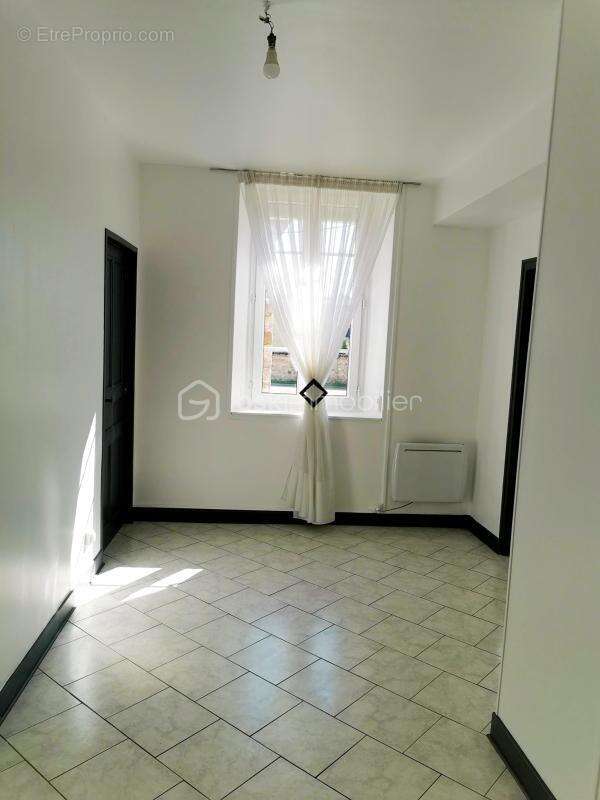 Charmante maison de caractère avec dépendances, cave, cour et jardin – fort potentiel ! - photo 8
