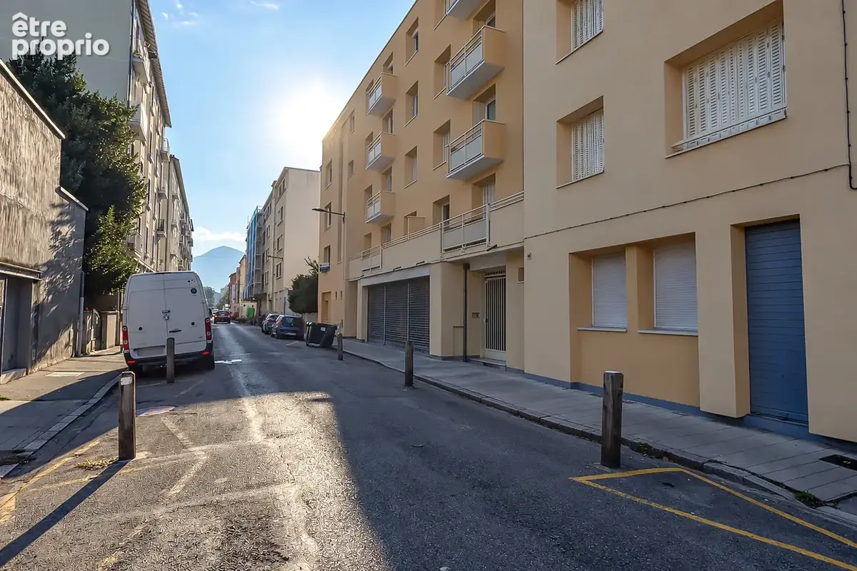 Flaubert / Stalingrad : T3 traversant avec balcon dans copropriété ravalée - photo 11