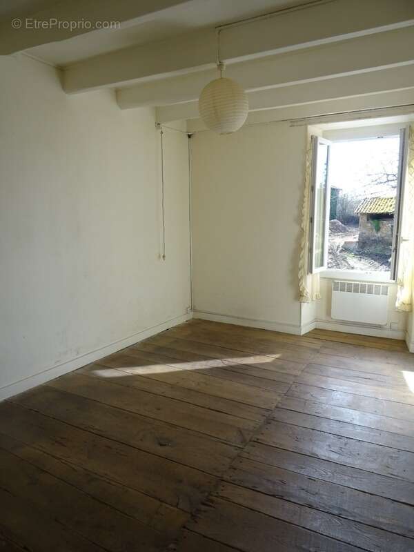 Maison à CHERVES-CHATELARS