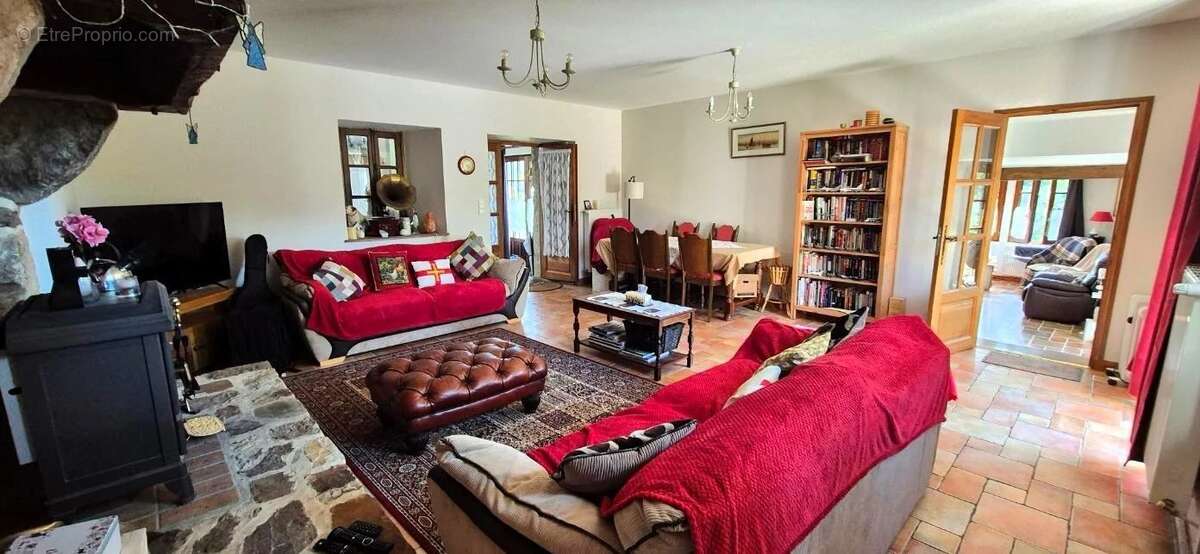 Maison à SAINT-GEORGES-DE-ROUELLEY