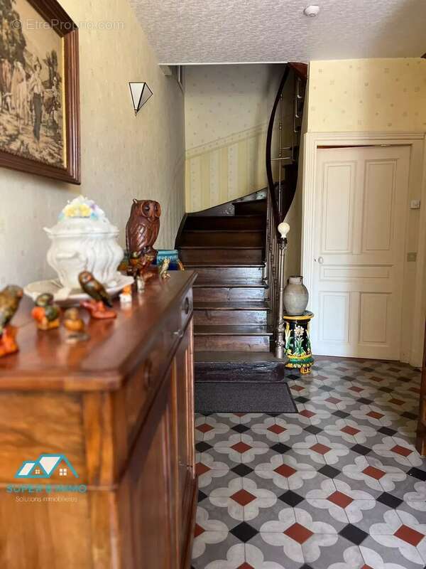 Maison de maitre avec dépendances et terrain - photo 3