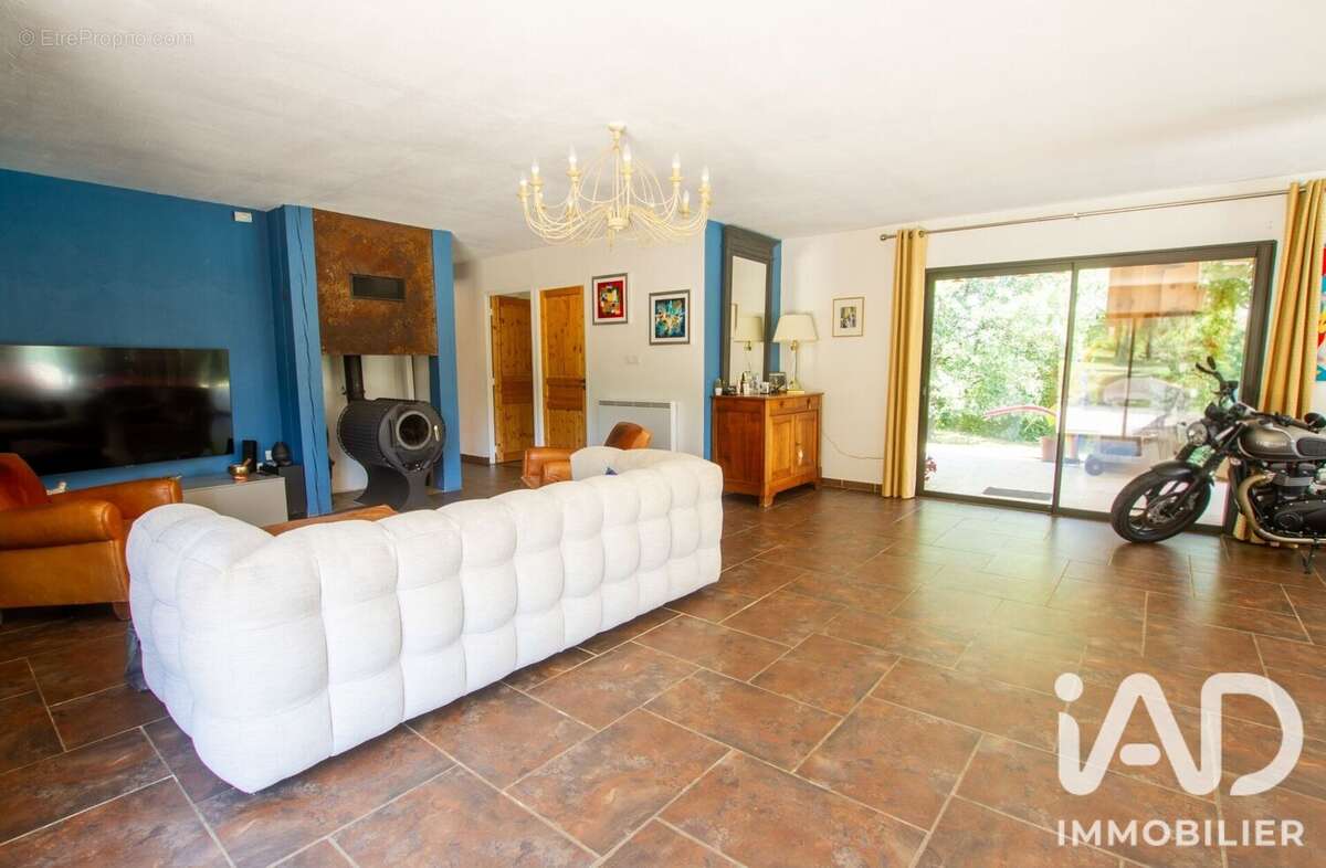 Maison 138 m² à Sainte-Foy-De-Longas  - photo 3