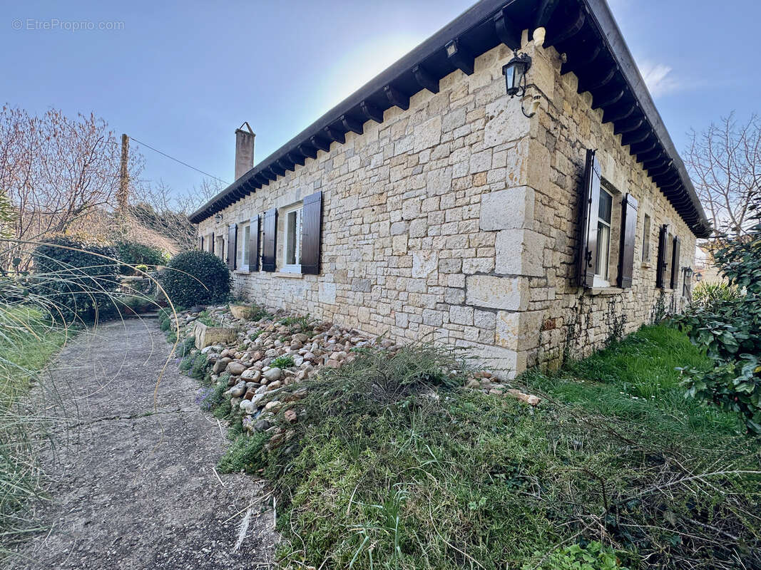 Maison à PUJOLS