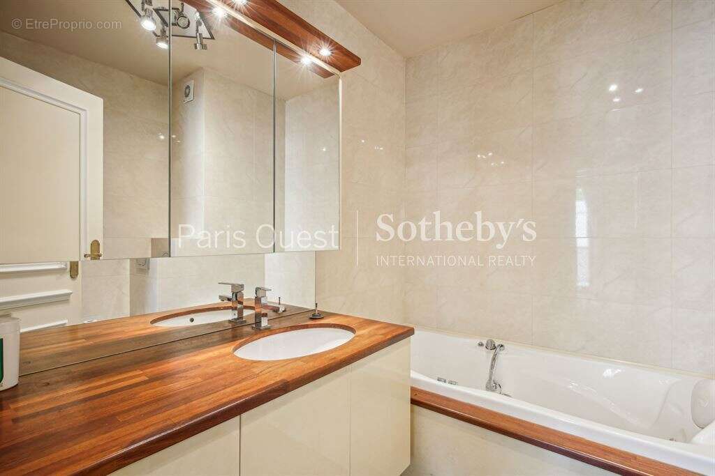 Appartement à NEUILLY-SUR-SEINE