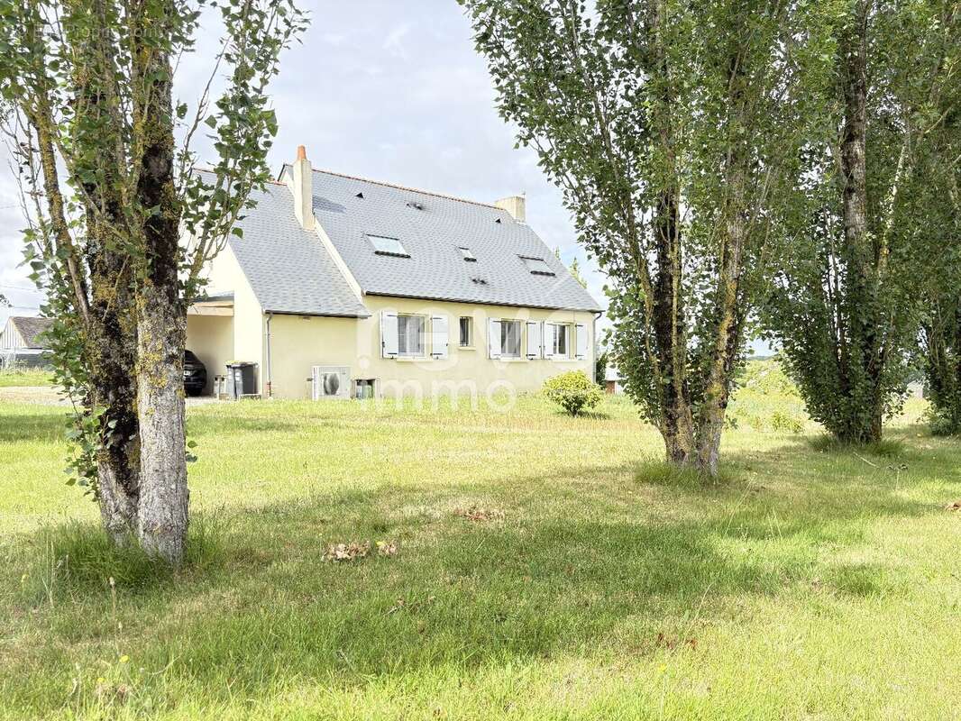 Maison à SAINT-LAMBERT-DU-LATTAY