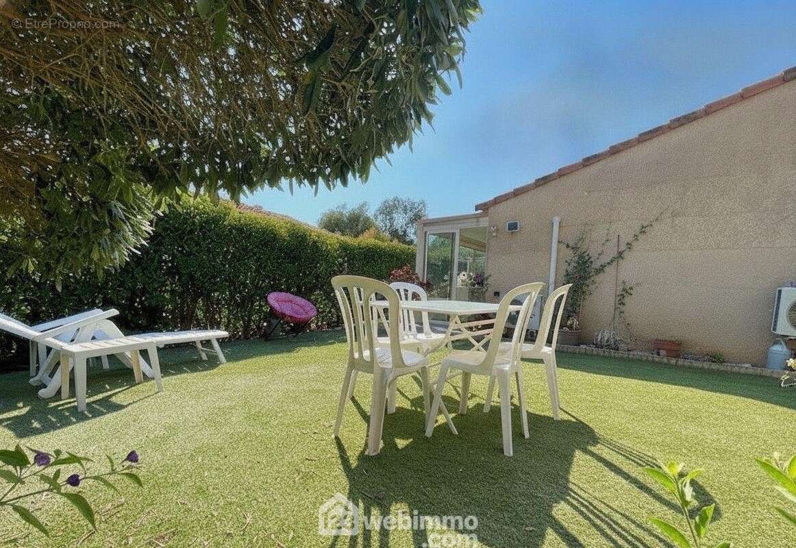 Un agréable jardin propice à la détente dans un environnement calme et verdoyant. - Maison à SAINTE-MAXIME