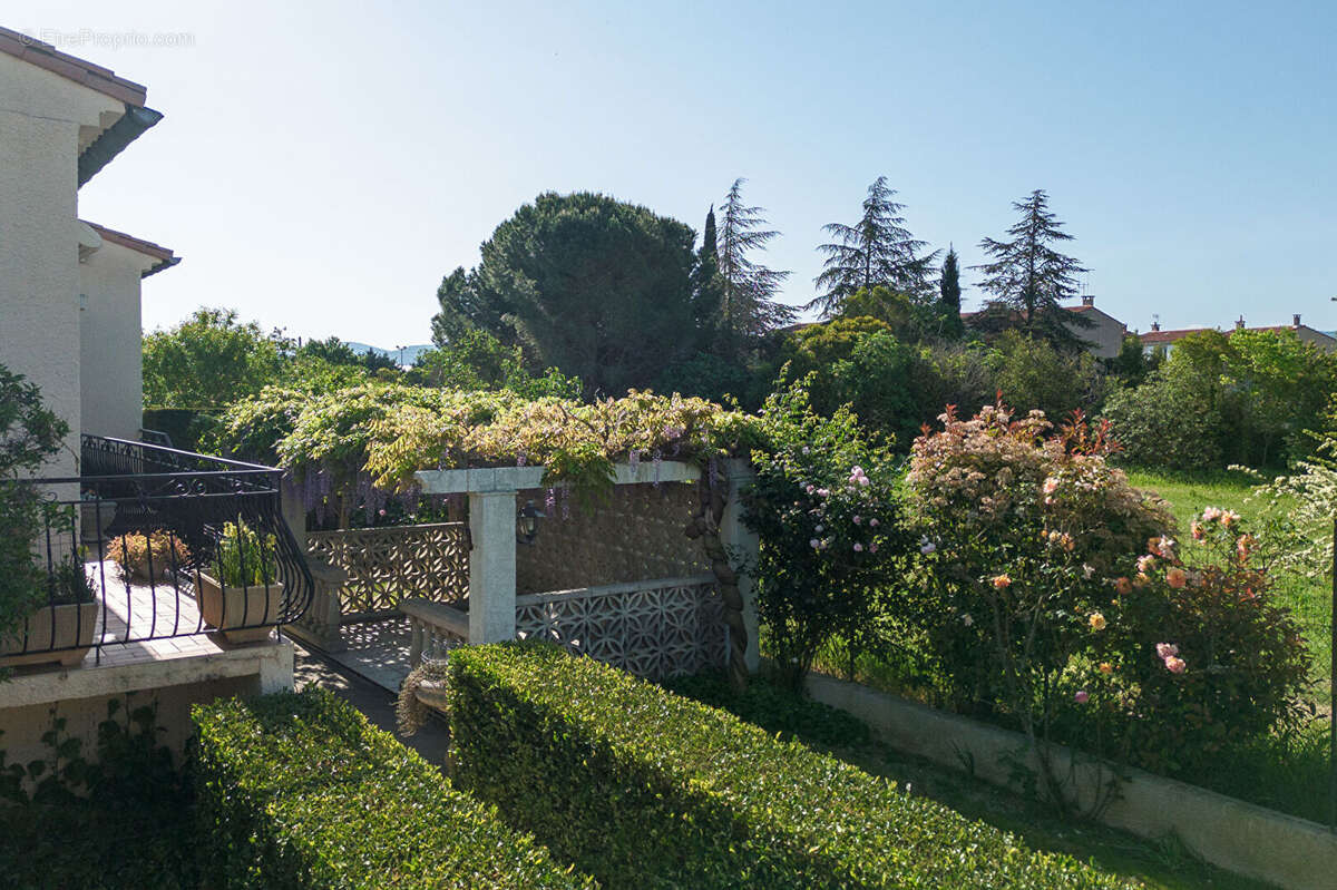CARCASSONNE - TREBES - Villa T4 184m² (99m²) avec jardin, vaste sous-sol aménagé, garage, puits, PAC - photo 5