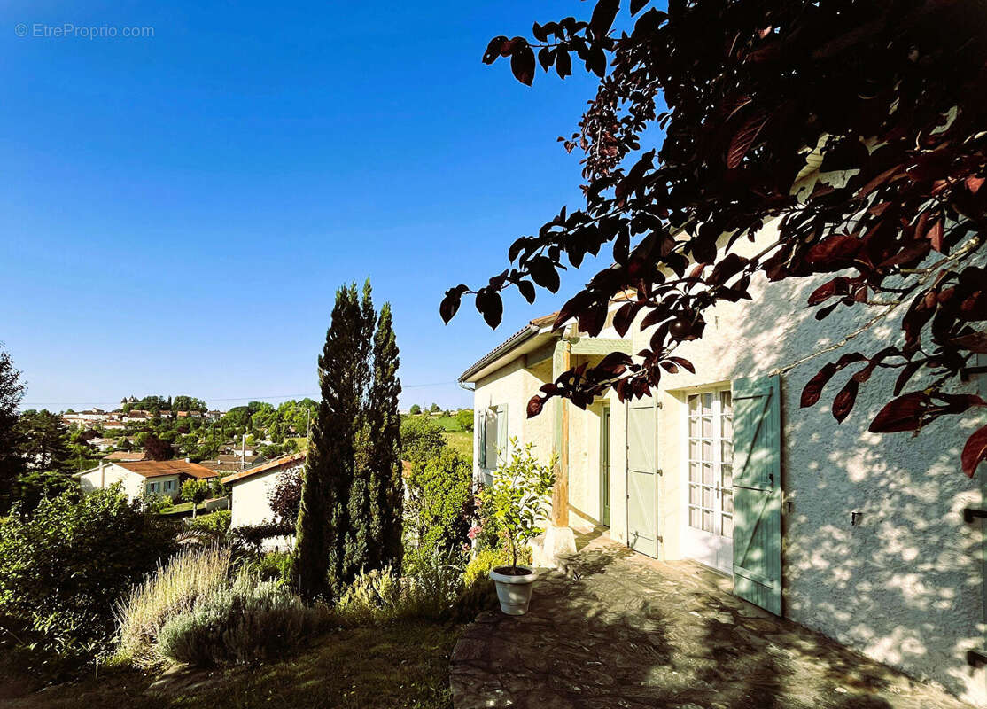 Maison à MONTMOREAU-SAINT-CYBARD
