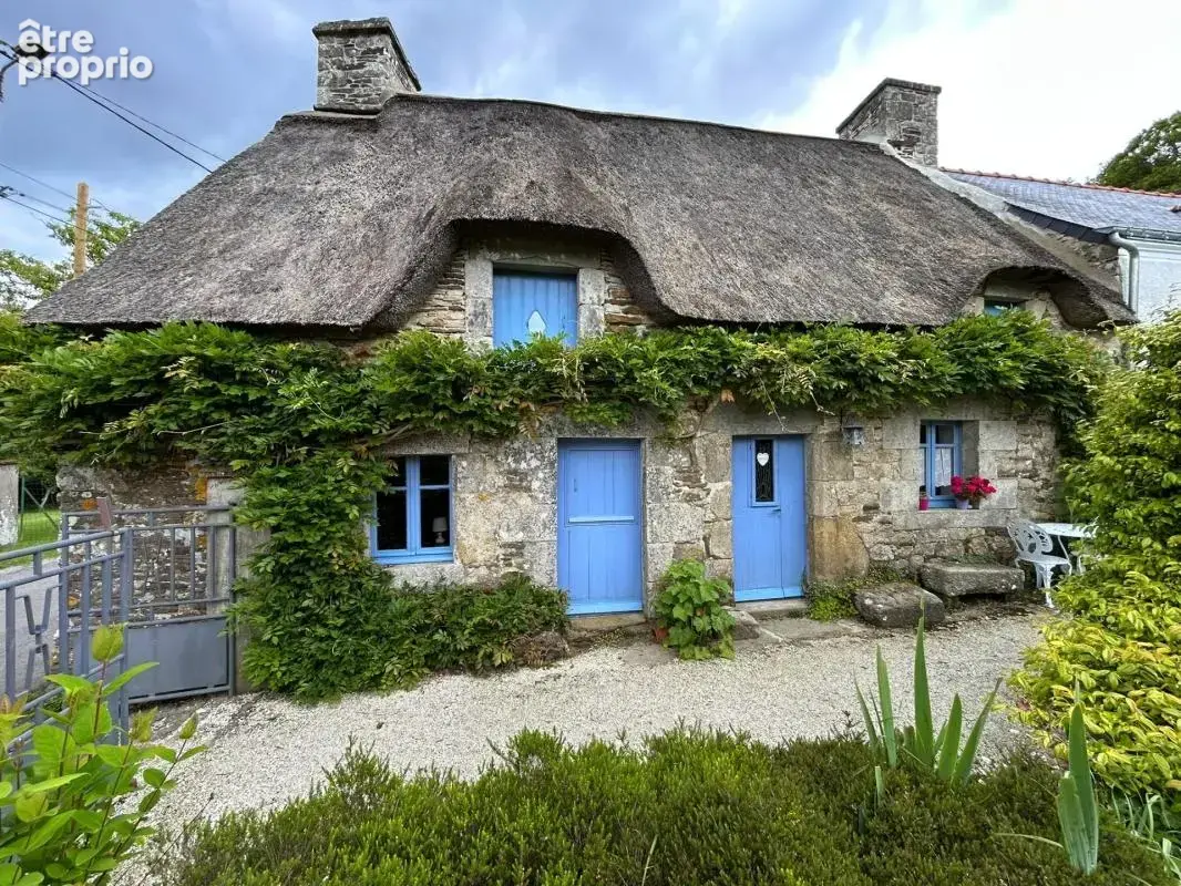 Propriété de caractère à Pluméliau (56) : Longère, Chaumière et terrain constructible - photo 1