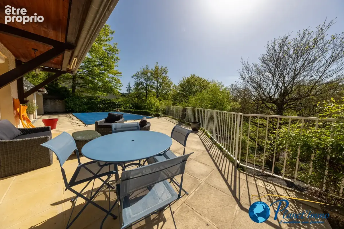Maison individuelle de 233 m2 habitables avec terrain de 2100m2 arboré avec Piscine. - photo 5