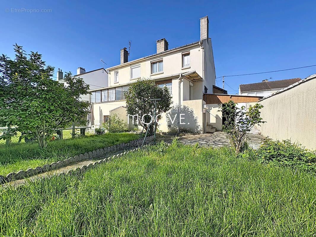 Maison à SAINT-ETIENNE-DU-ROUVRAY