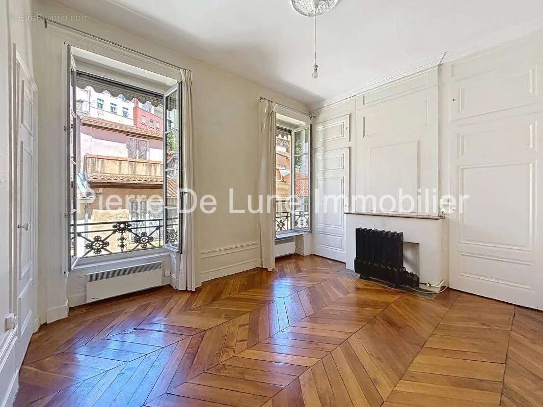 Lyon 1er – Appartement de caractère à réinventer  Charme de l'ancien, dressing, cave & grenier - photo 2