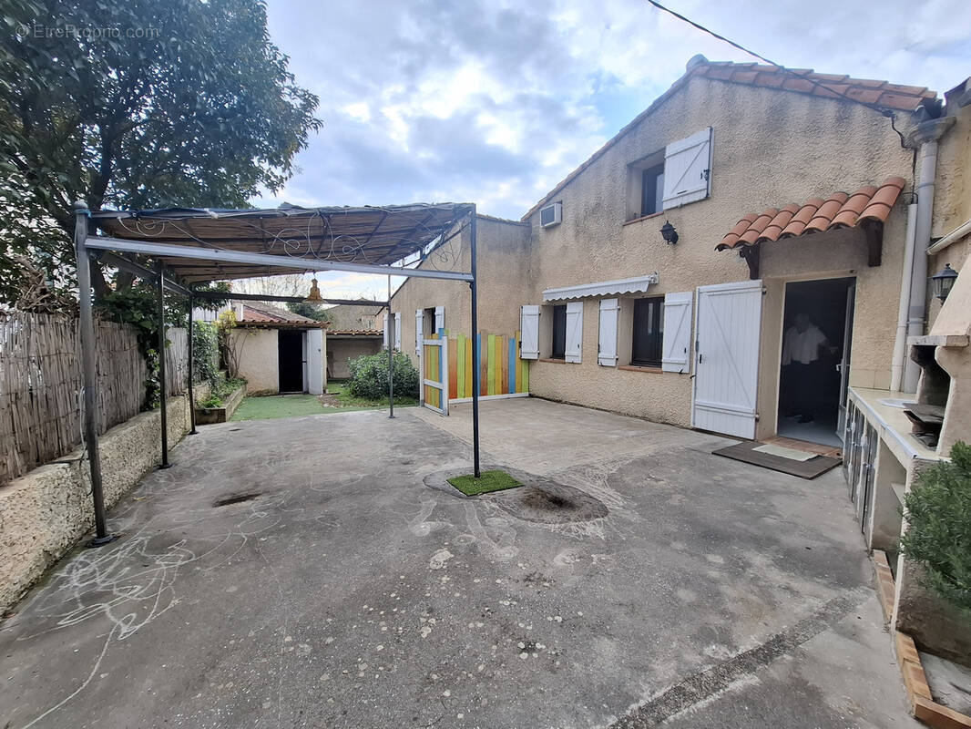 Maison à SAINT-CYR-SUR-MER