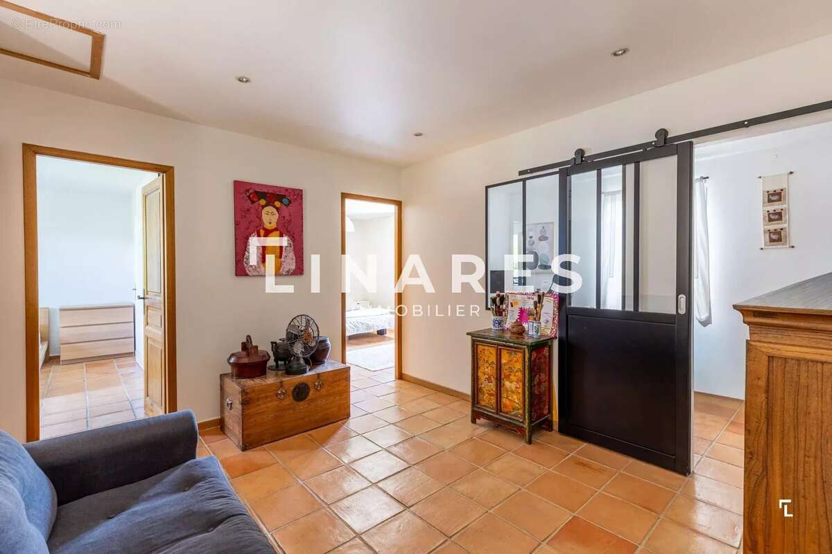 ÉVIDENCE- Maison T6 de 180m2 - Piscine - Terrain de 1000m2 - Garage - 13720 BELCODENE - photo 11