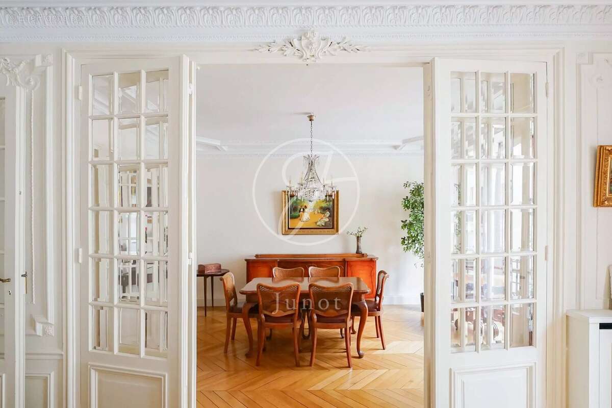 Appartement à PARIS-7E