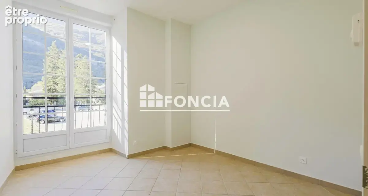 VARCES-ALLIÈRES-ET-RISSET  – T3 65 m² (RDJ de 144 m²) + Cave et Place de parking privative - photo 7