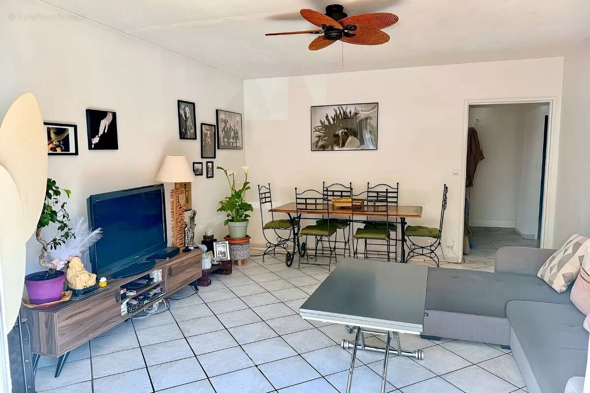 Appartement à SAINT-LAURENT-DU-VAR