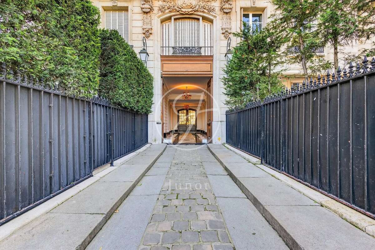 Appartement à PARIS-16E