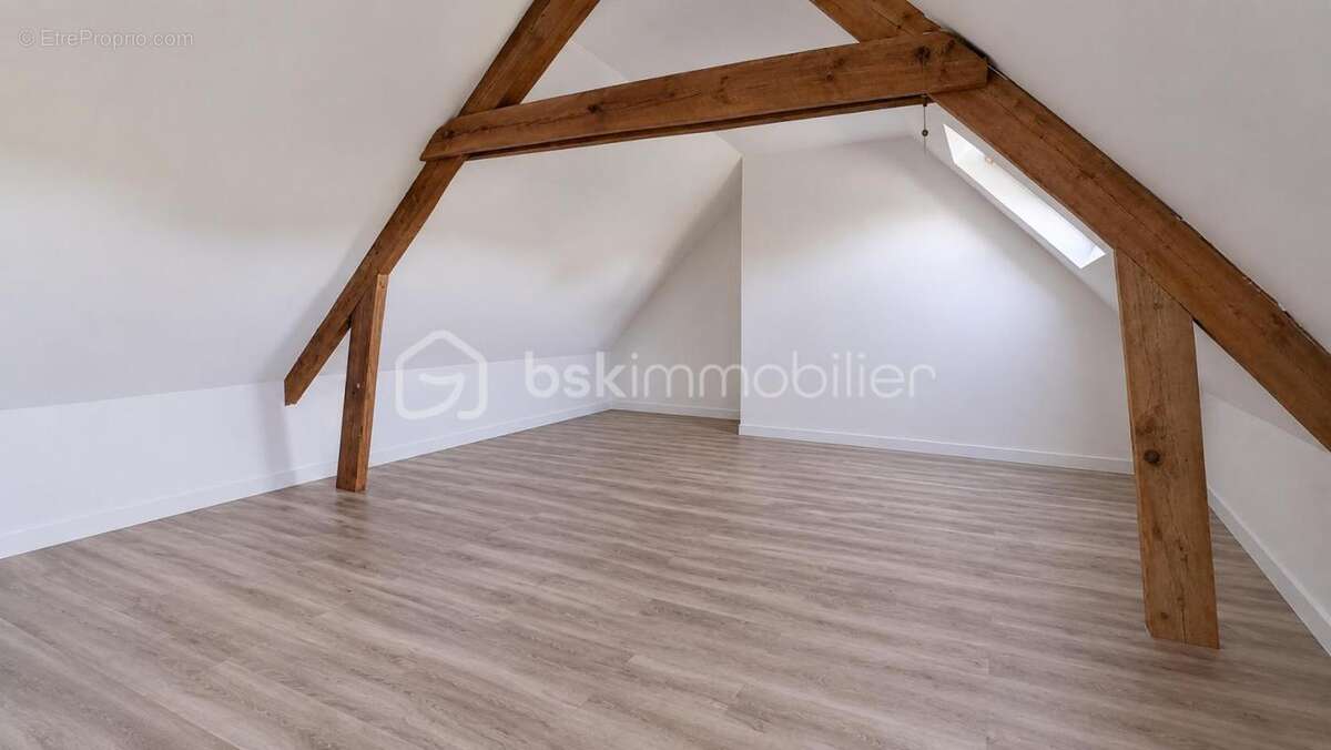 Maison de 71m² +(buanderie de 30m²+dependance de 70m² avec possibilite d'amenagement). terrain 703m² - photo 9