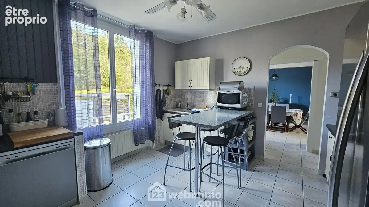 Une grande cuisine de 15 m² fonctionnelle.