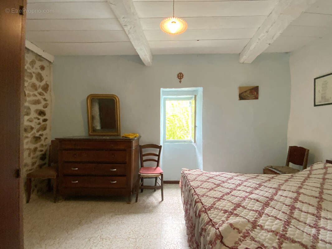 Maison à rénover avec cour, jardin et garage au coeur d'un des plus beaux villages de France. - photo 3