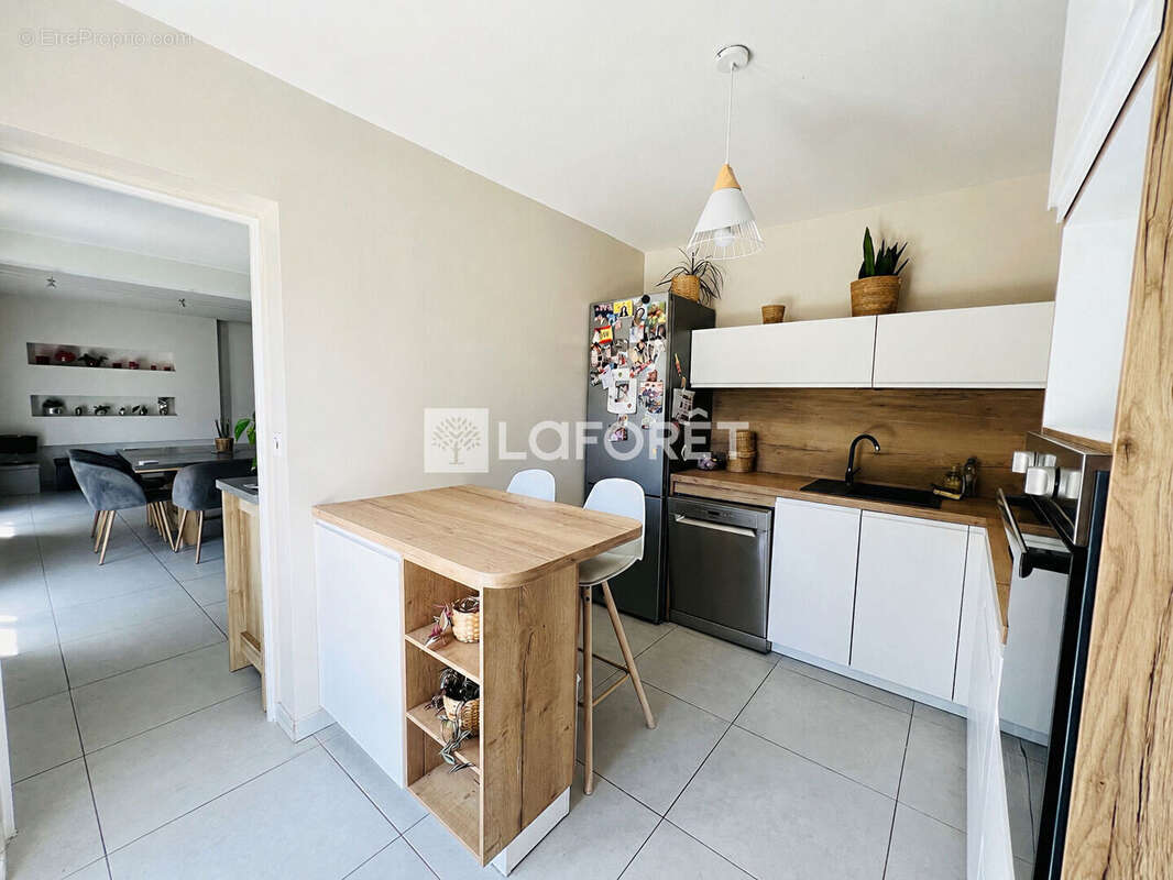 Maison familiale au Coteau de 130 m² avec 4 chambres, bureau, piscine au sel, terrain de 1200 m² et grand garage. - photo 5