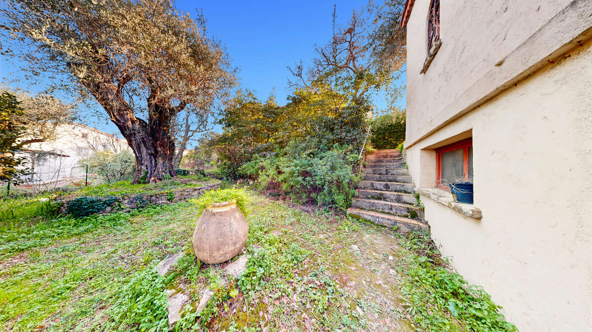 Maison à rénover, piscine, terrain 1660 m2 - photo 34