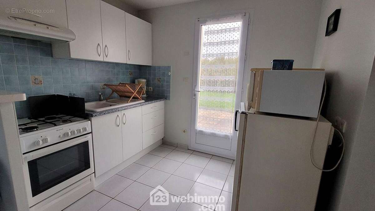 Son côté cuisine, ouvrant sur la terrasse - Maison à LONGEVILLE-SUR-MER