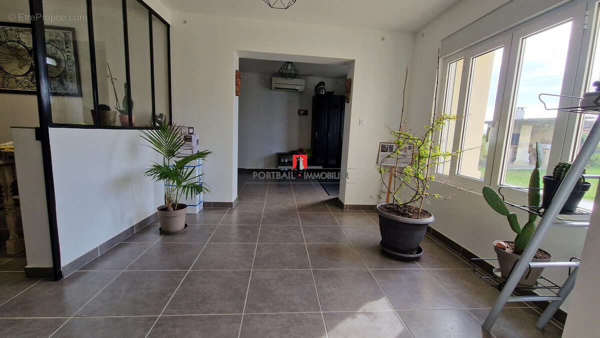 Maison 290 m² à Saint-Andre-De-Cubzac  - photo 6