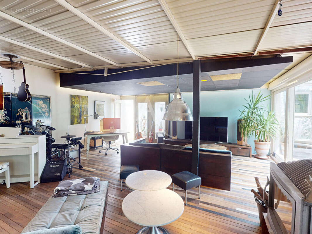 Un loft caché au coeur de neuilly-sur-marne, une propriété hors normes aux volumes exceptionnels - photo 2