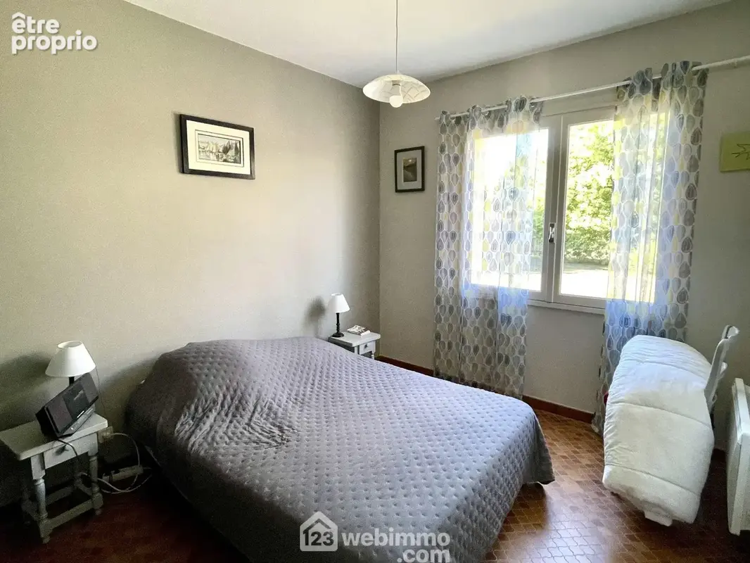 Chambre 2 avec rangement donnant sur le jardin.