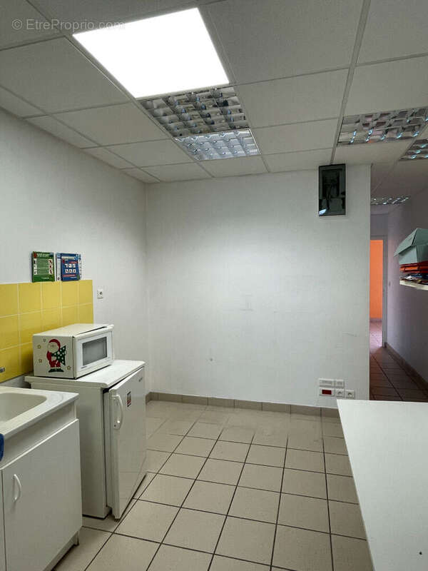 Local professionnel  à Saint Aubin lès Elbeuf 84 m² - photo 8