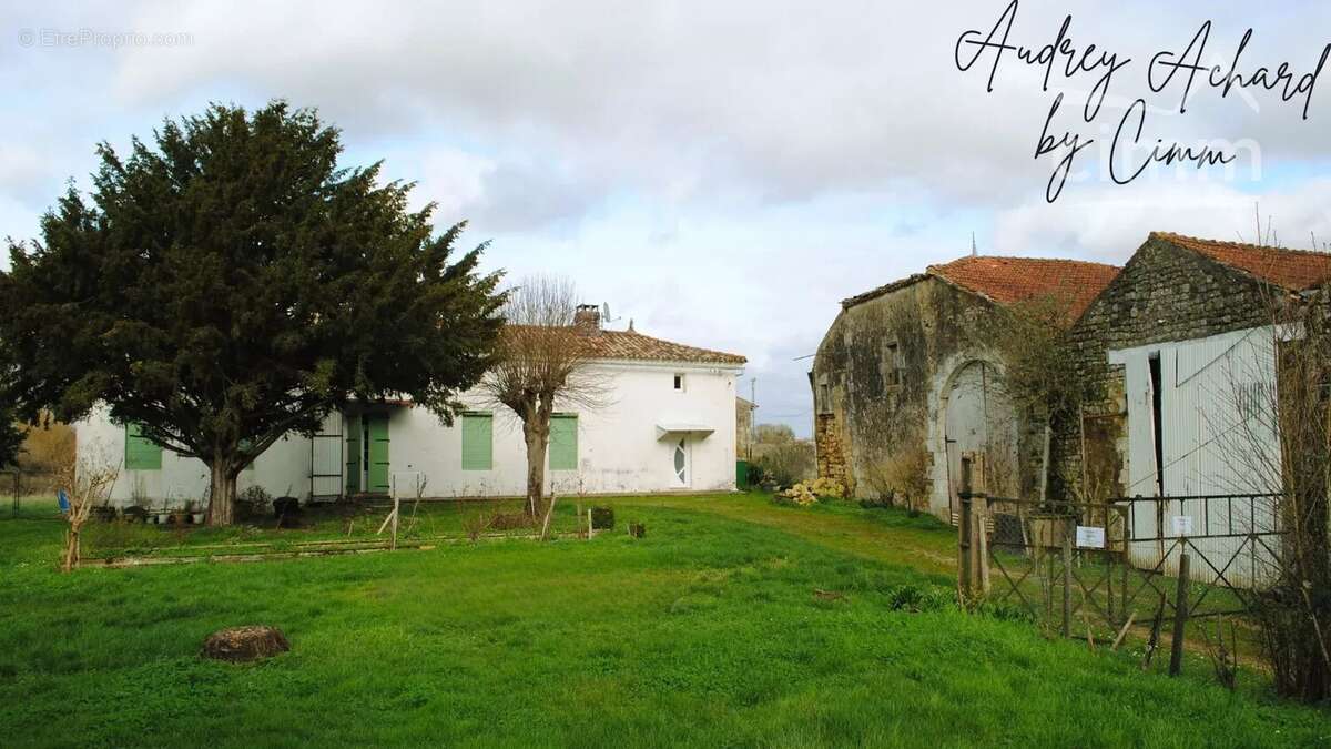 Maison à SAINT-GENIS-DE-SAINTONGE