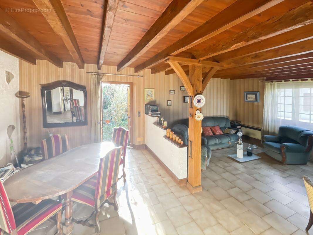 Maison à MANZAC-SUR-VERN