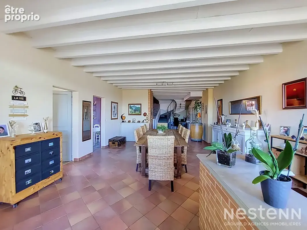 À vendre Maison de village en pierre de 216 m² avec deux appartements, cour, et garages - photo 2