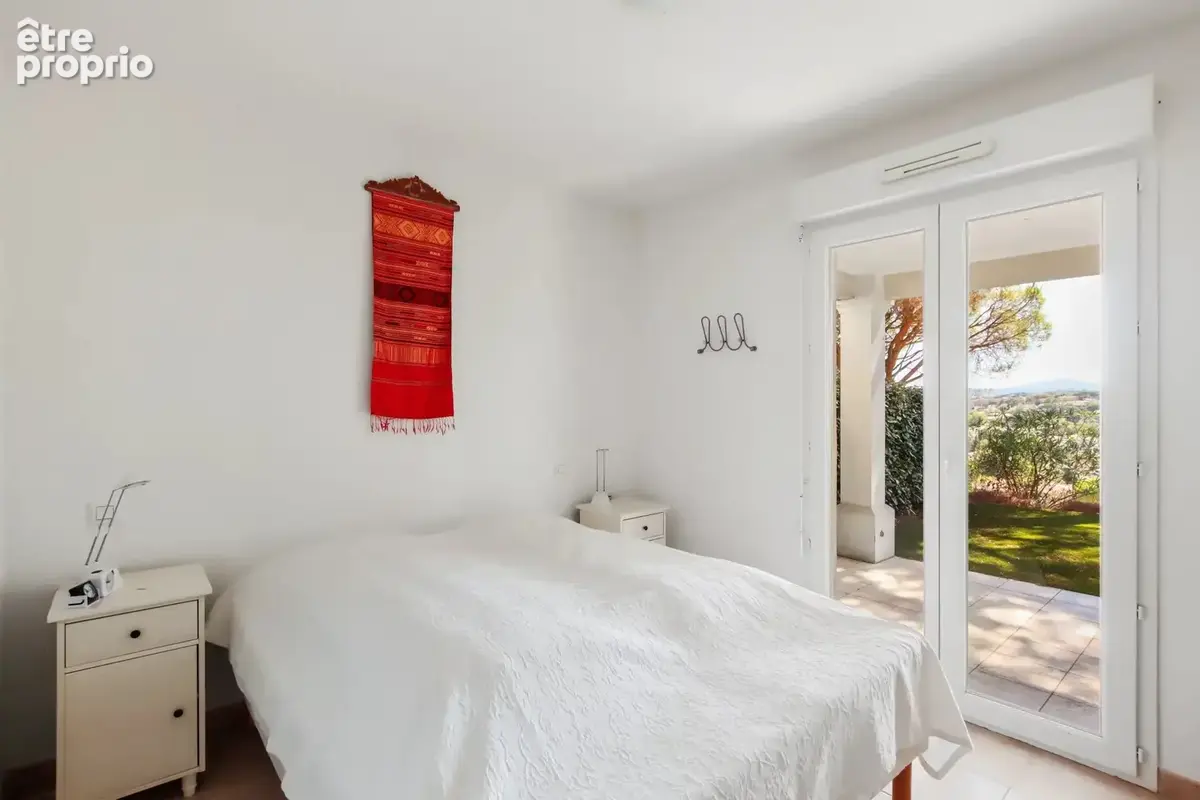 SOUS OFFRE - Exclusivité - Sainte-Maxime - Villa mitoyenne avec aperçu  mer, dans domaine sécurisé avec piscine - photo 11