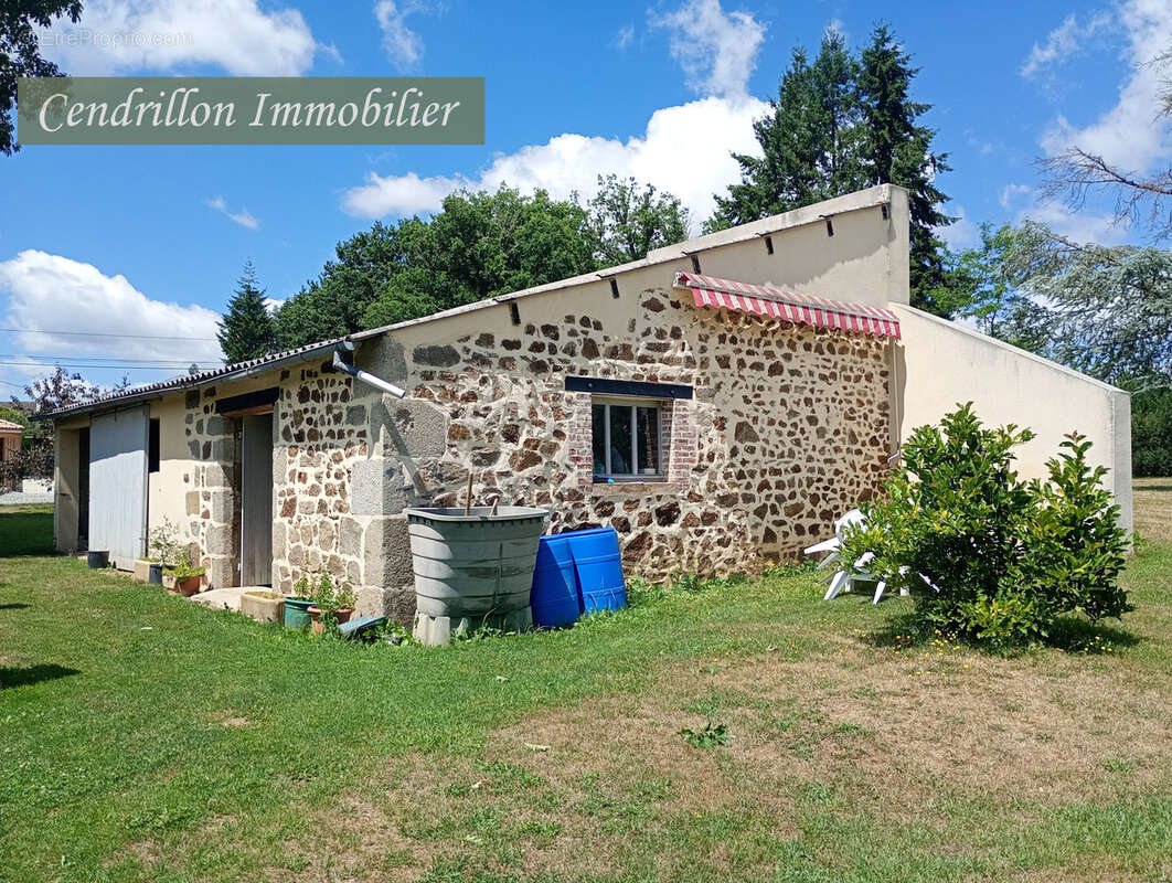 Maison en pierre indépendante avec 3 chambres sur un parc arboré de 4200 m2 avec dépendances  et puits - photo 20