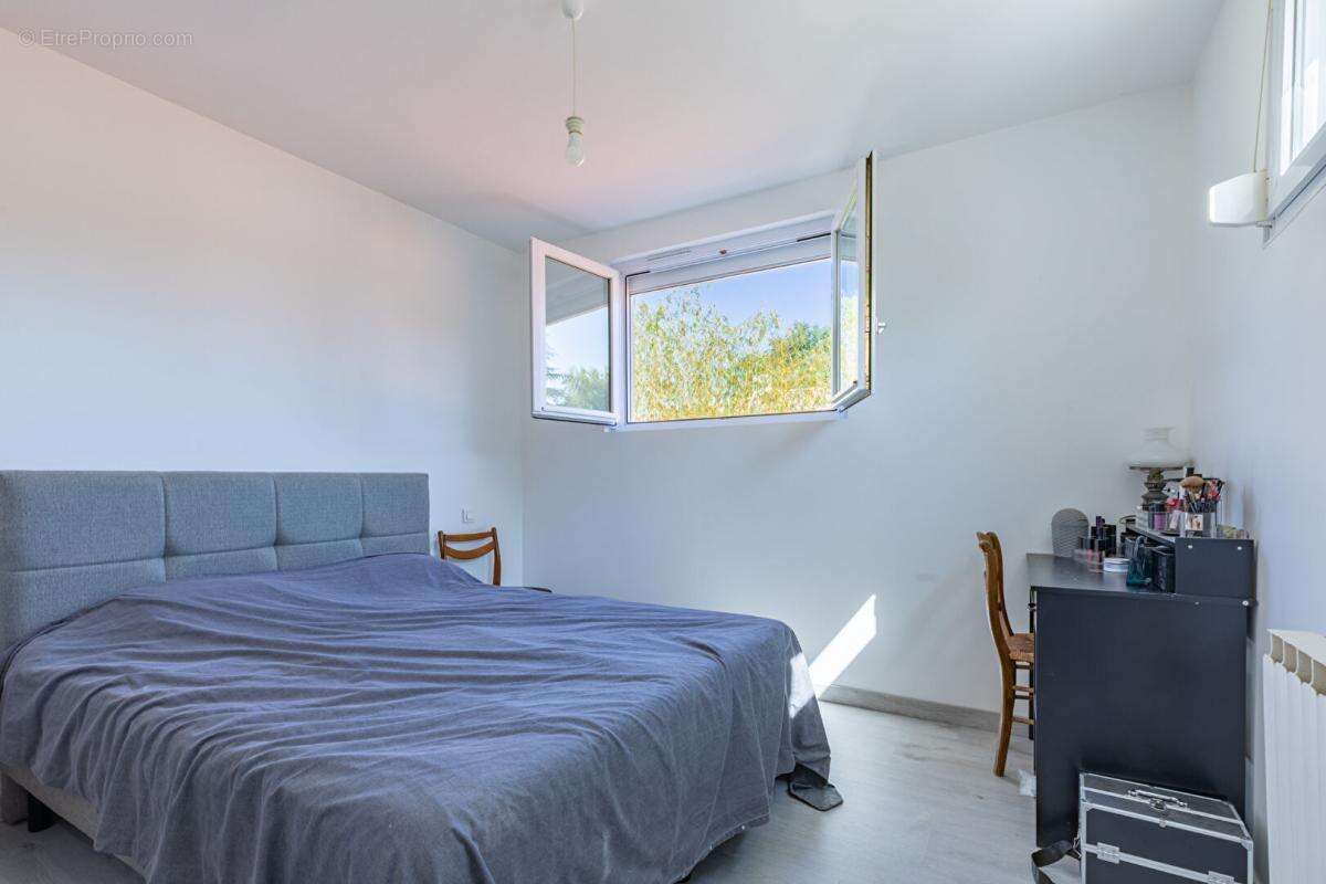 Maison Cugand 5 P . 4 Chs . 121.69 M² . T 1276 M² . Piscine avec abri . Garages . Terrasse - photo 11