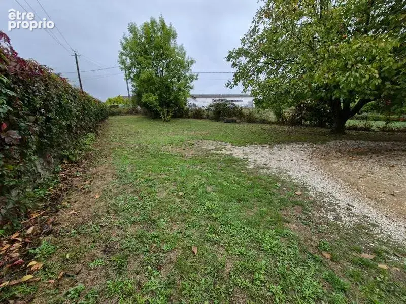 Terrain à LA CHAPELLE-DE-LA-TOUR