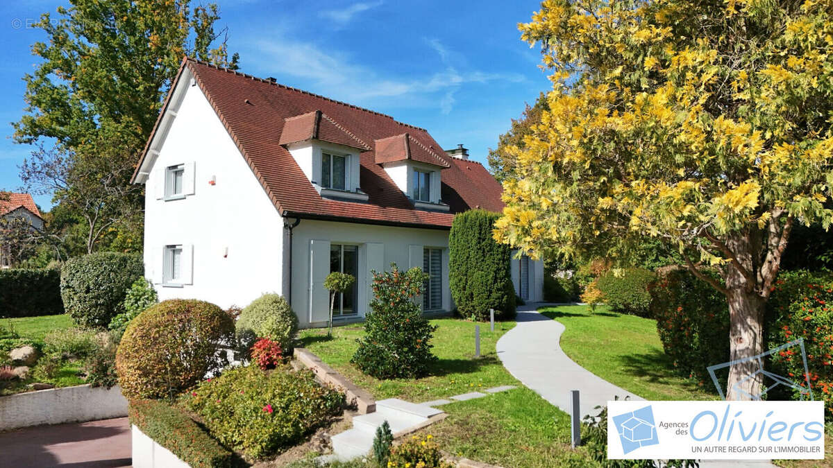Maison à DAMPIERRE-EN-YVELINES