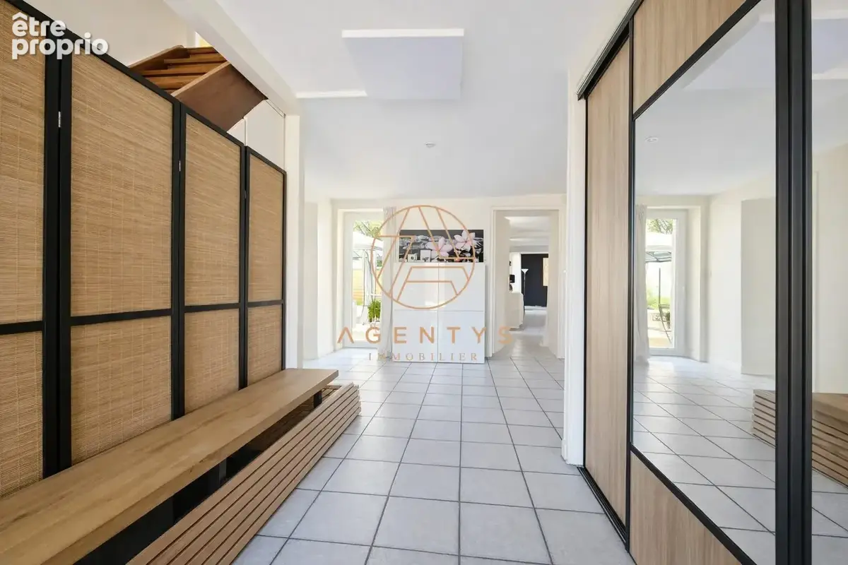 Maison 8 pièces 220 m² à vendre à Emerainville (77184) - photo 2