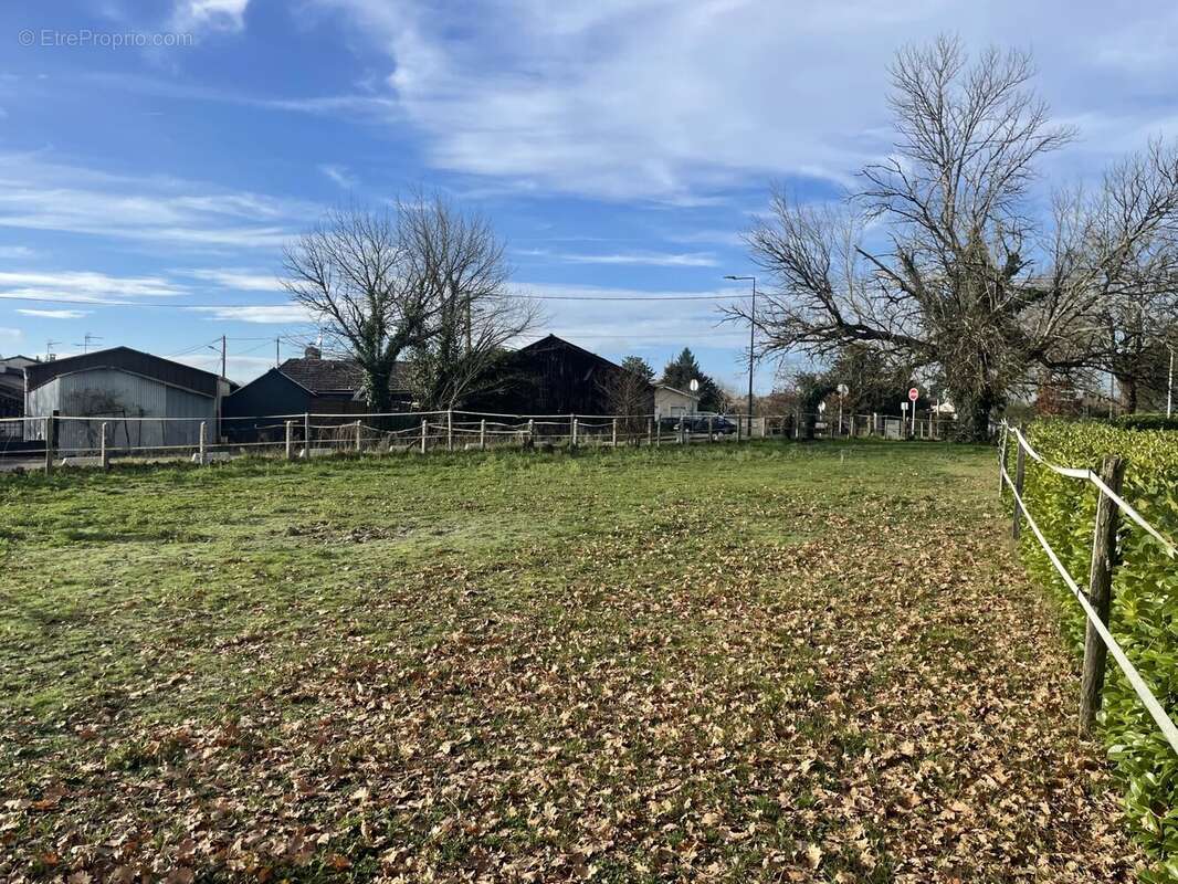 Terrain à SAUCATS